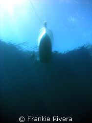 Dive Boat at surface, I was at 65 feet when I tooked this... by Frankie Rivera 